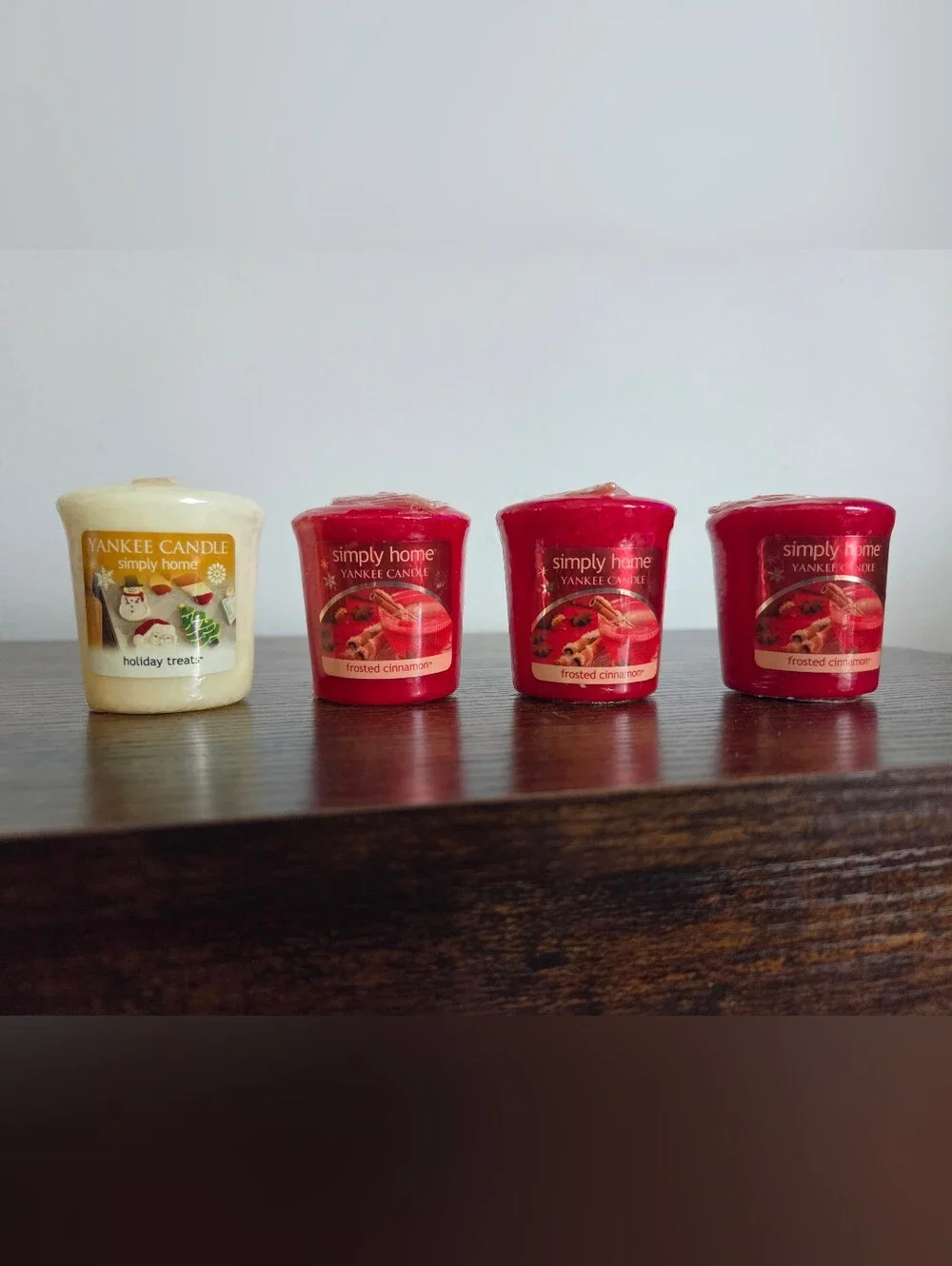 Yankee Candle Simply Home Votive Set - Frosted Cinnamon Holiday Treats